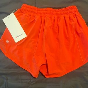Lululemon Hotty Hot LR Short 4”*Lined.